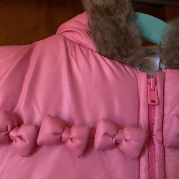 Absorbs slightly hot pink snowsuit. Great a cold weather day. - Picture 5 of 9